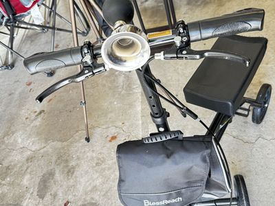 Boot scooting knee scooter