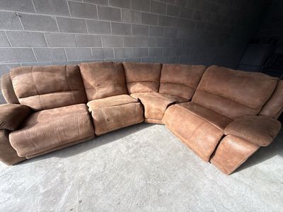 Electric recliner couch - Free delivery!