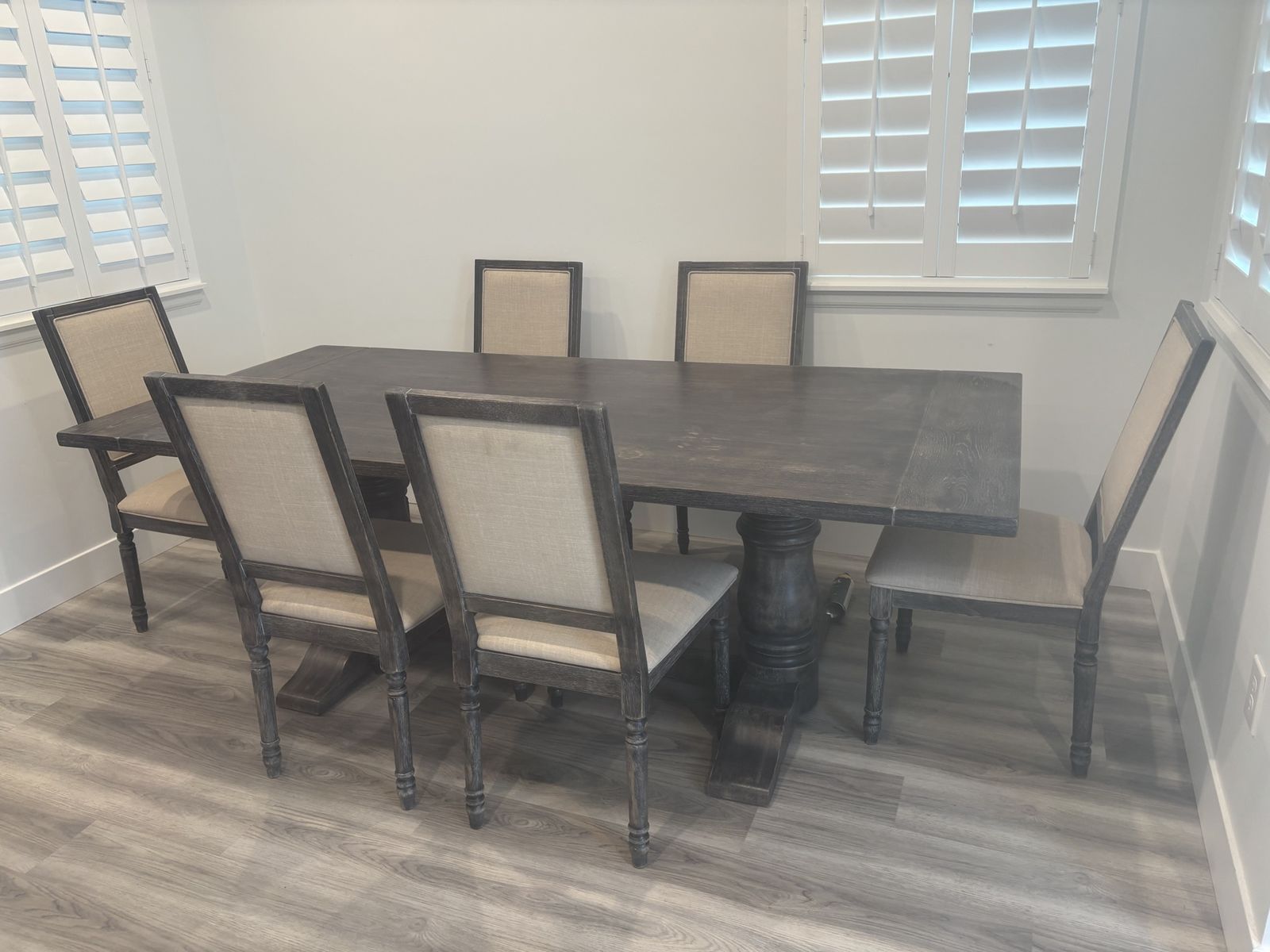 Beautiful Dining Table and Chairs