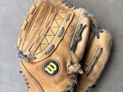 Wilson 11 inch Right Hand Throw Baseball Glove