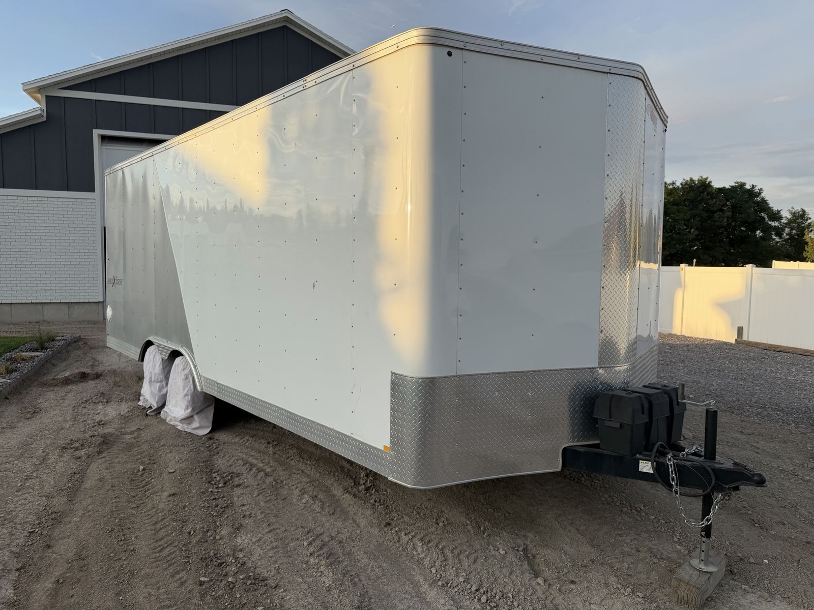 Enclosed trailer V-nose 8.5’x20’