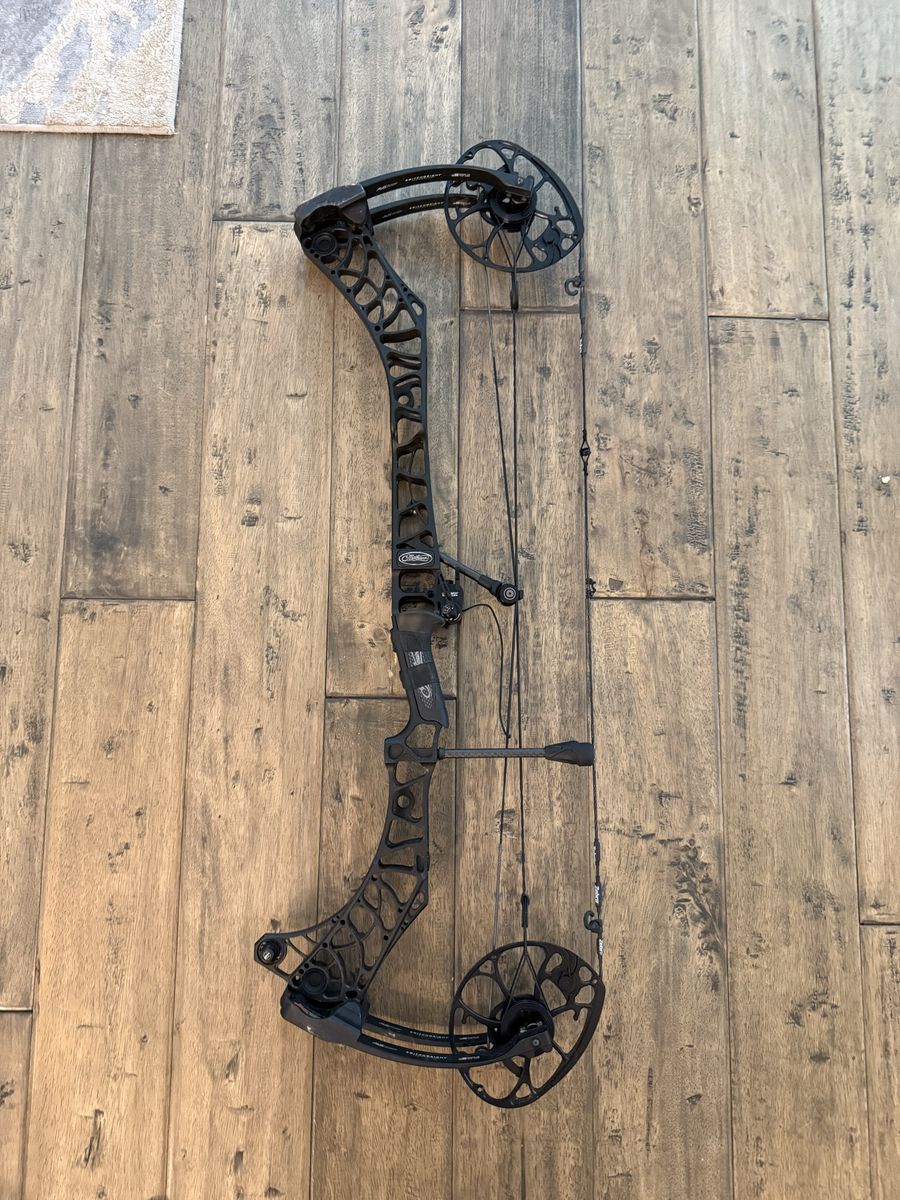 Mathews V3X 33 Compound Bow - Black, Right Hand, Ultrarest Integrate MX2
