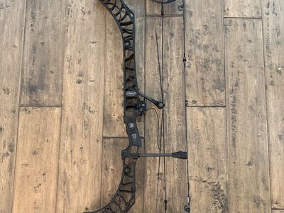 Mathews V3X 33 Compound Bow - Black, Right Hand, Ultrarest Integrate MX2