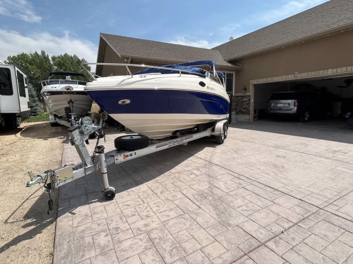 2005 Rinker 232 Captiva - Excellent Condition