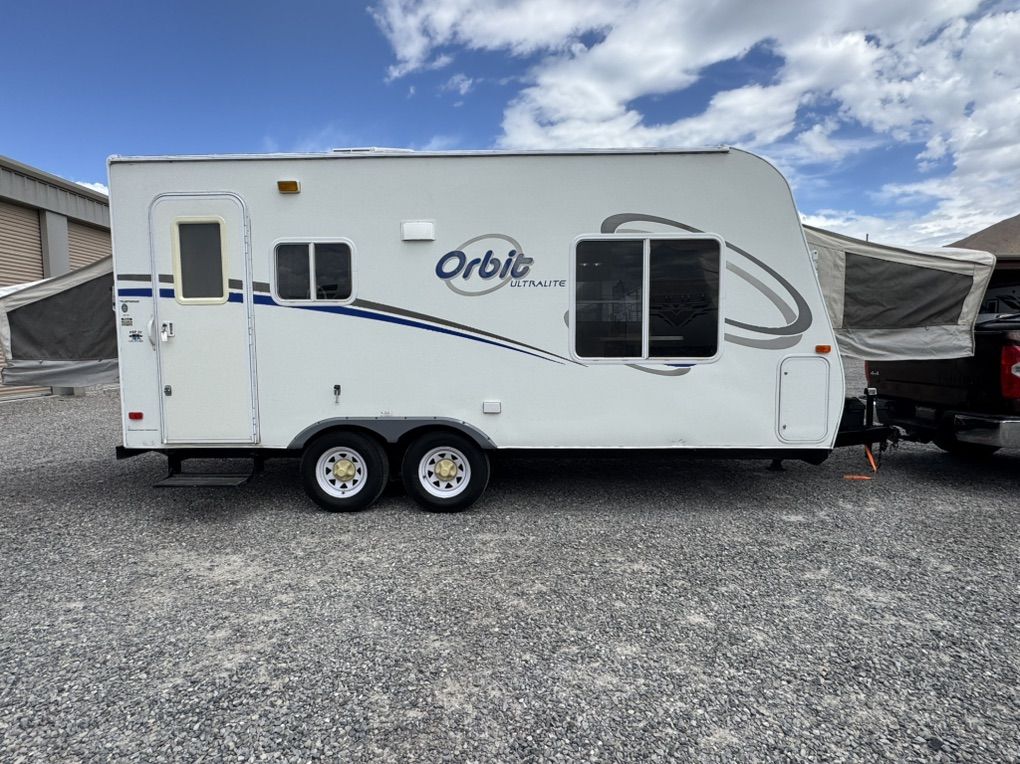 Clean 2007 Fleetwood Orbit ULtralite Hybrid