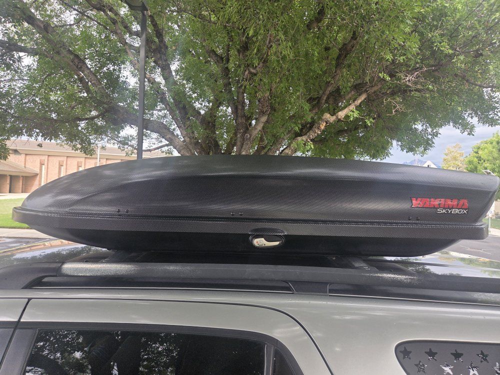 Yakima Skybox 16 Carbonite Roof Box Dual Opening W/Locks 