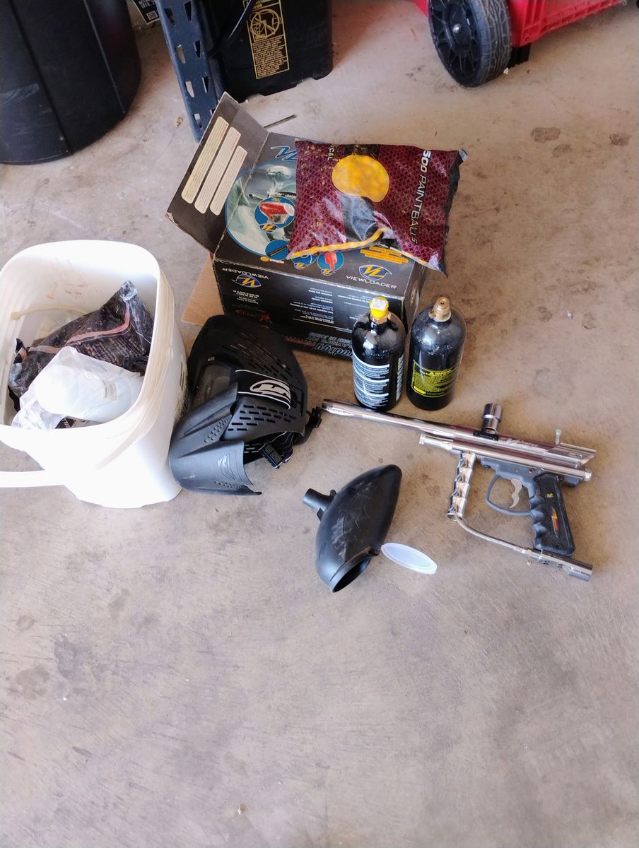 Paintball gun with thanks mask and paintballs.