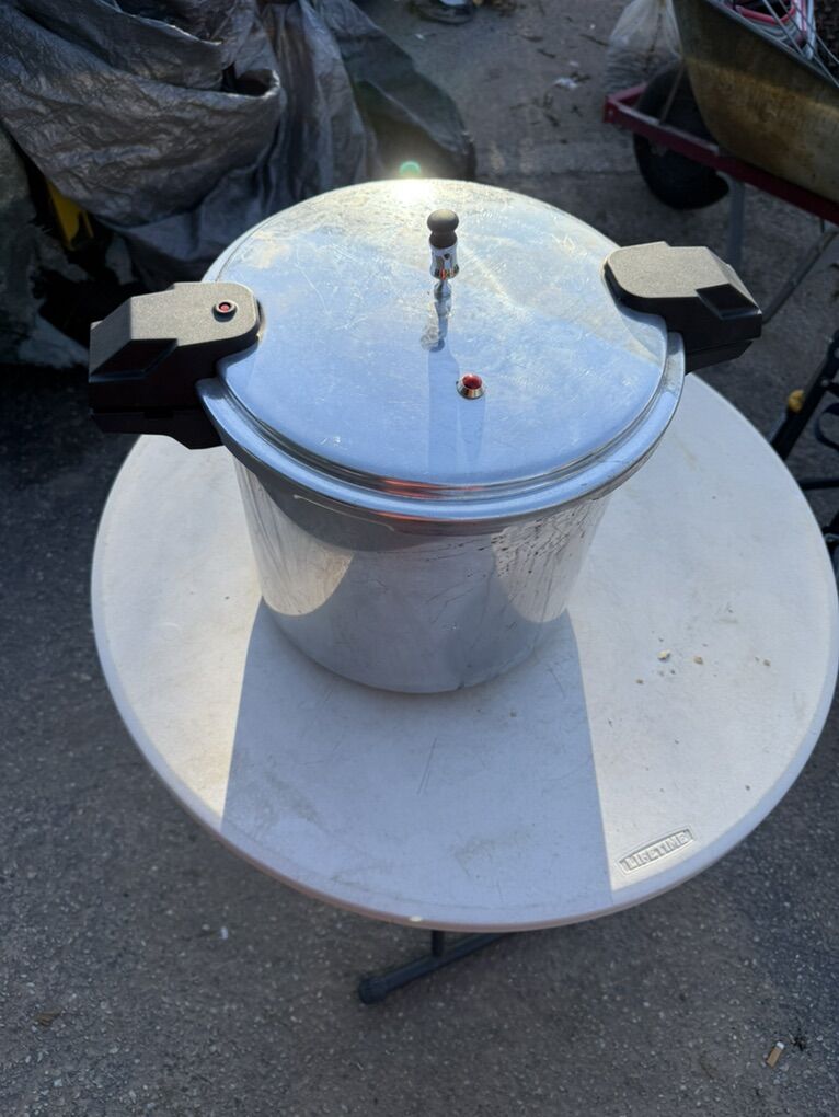 Pressure Cooker   22 Qt