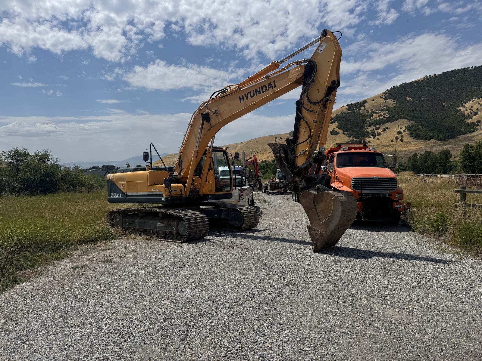 Hyundai Robex 210LC-9 Tracked Hydraulic Excavator with Bucket and Thumb Attachment low hours 1800