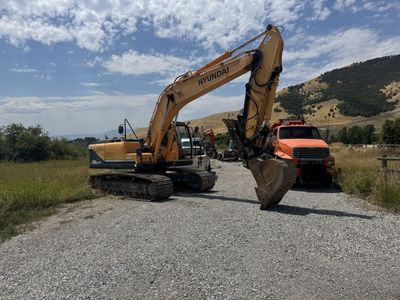 Hyundai Robex 210LC-9 Tracked Hydraulic Excavator with Bucket and Thumb Attachment low hours 1800