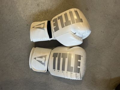 TITLE Boxing Gloves - White 18 OZ