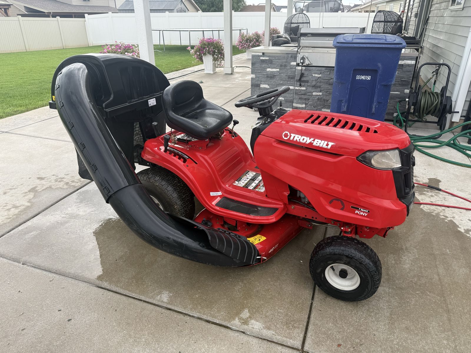 Troy Bilt Riding lawnmower w/ Bagger
