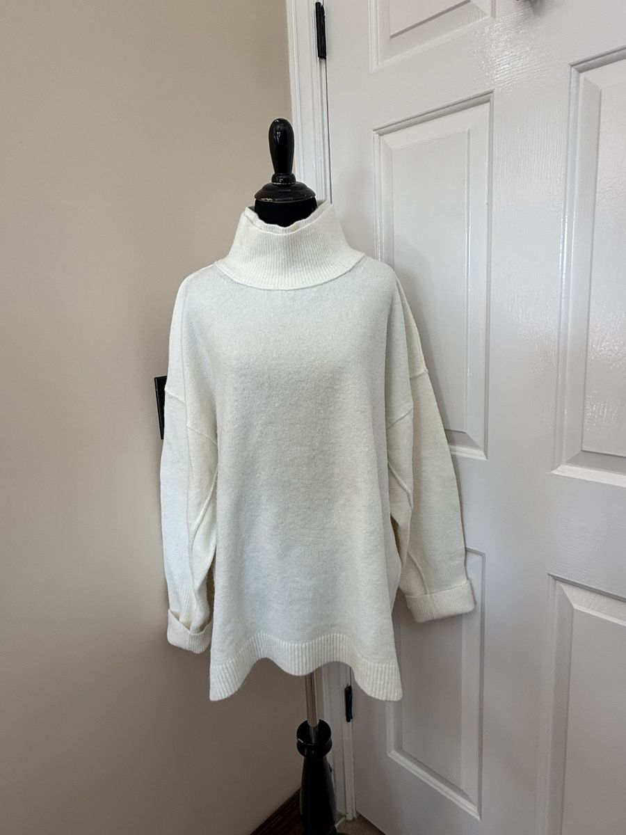 Women’s Free People creamy soft sweater size M