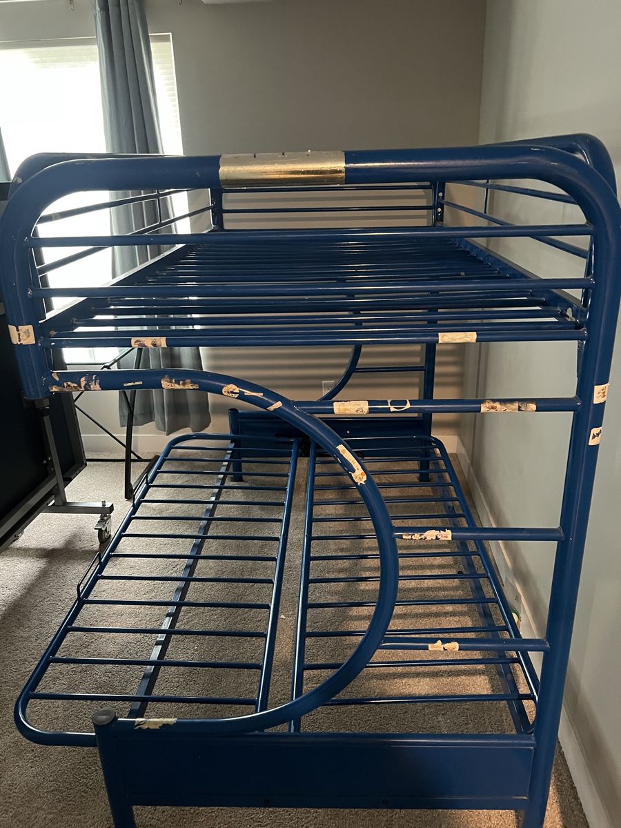 Free: metal bunk be with mattresses & bedding