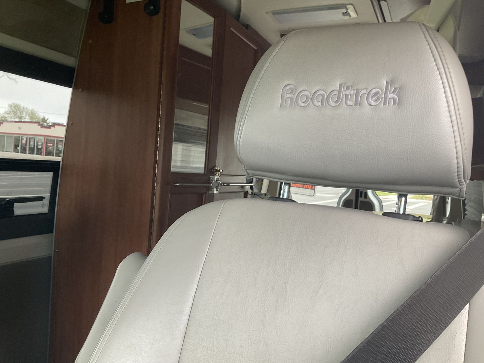 2008 sprinter 2500 Mercedes – Benz 6 cylinder turbo diesel with  roadtrek  camper van