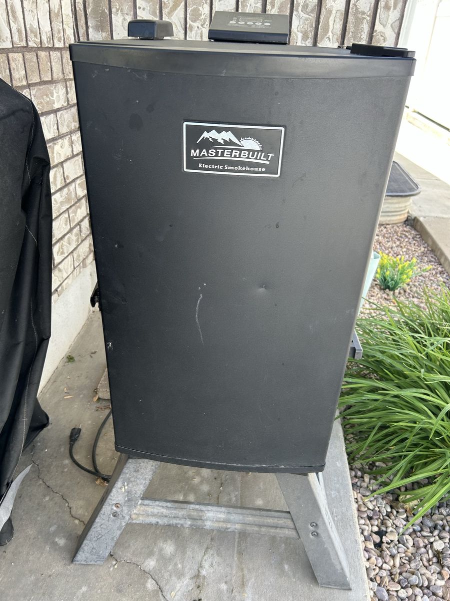 MasterBuilt Electric Smoker plus wood chips / pellets