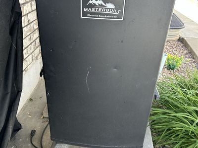 MasterBuilt Electric Smoker plus wood chips / pellets