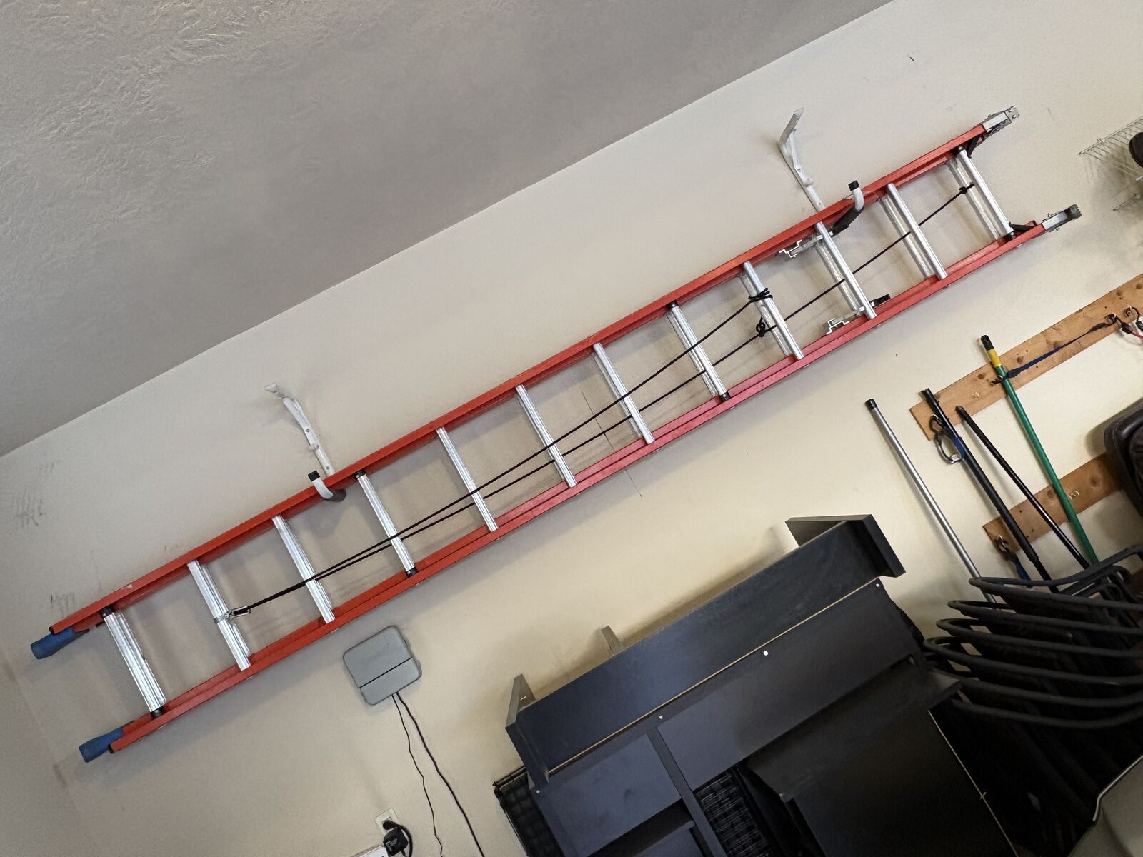 Werner 28 ft. Fiberglass Extension Ladder (27ft reach height) $300 cash/venmo in Draper