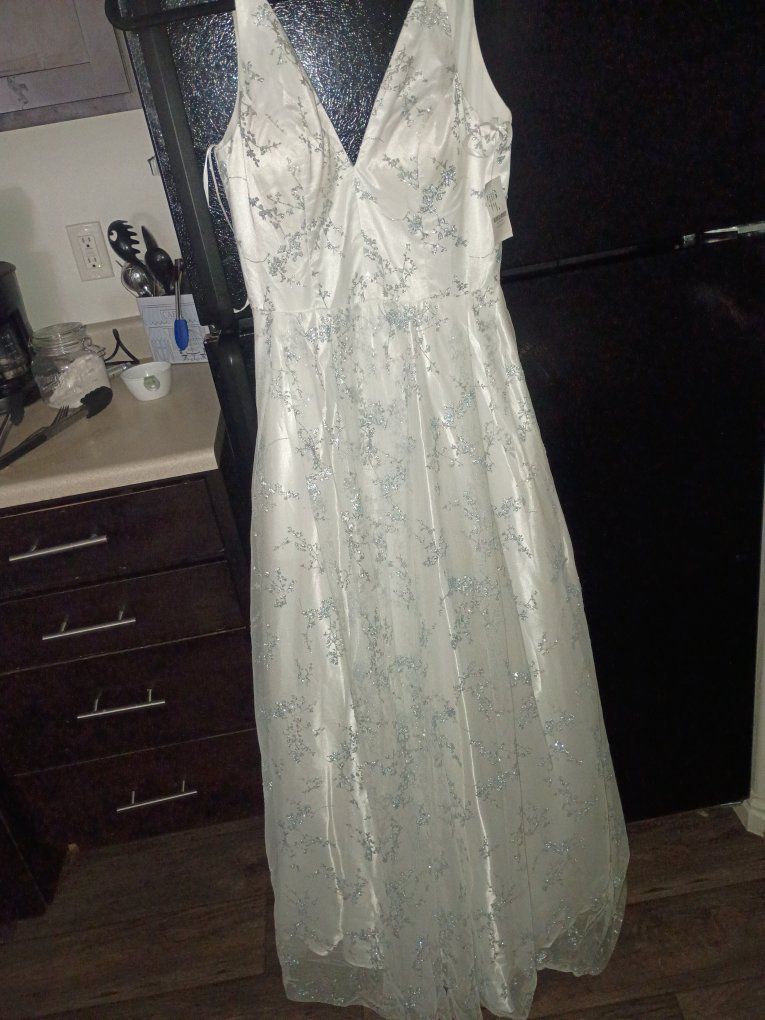 White Sleeveless Long Formal Dress with Silver Floral Glitter Details size 5