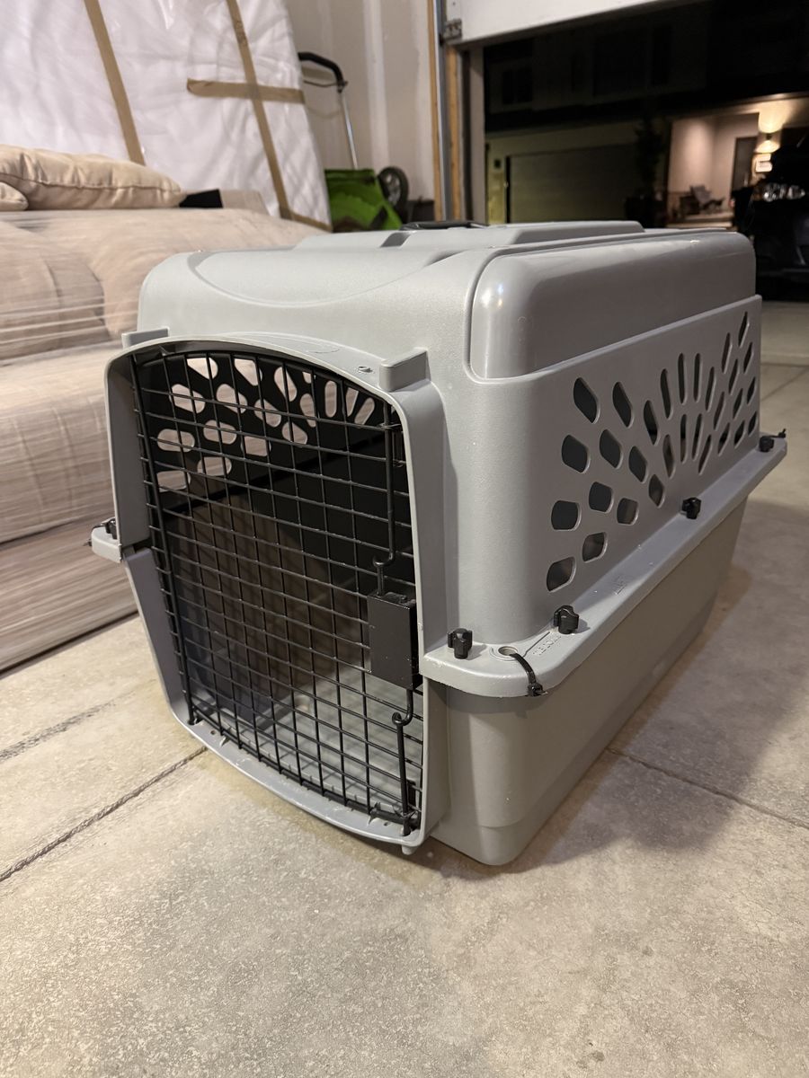 Petco Hard-Sided Pet Travel Kennel – Medium Size 27" × 20" × 21" – Excellent Condition