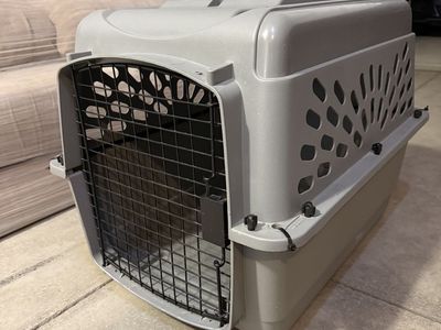 Petco Hard-Sided Pet Travel Kennel – Medium Size 27" × 20" × 21" – Excellent Condition