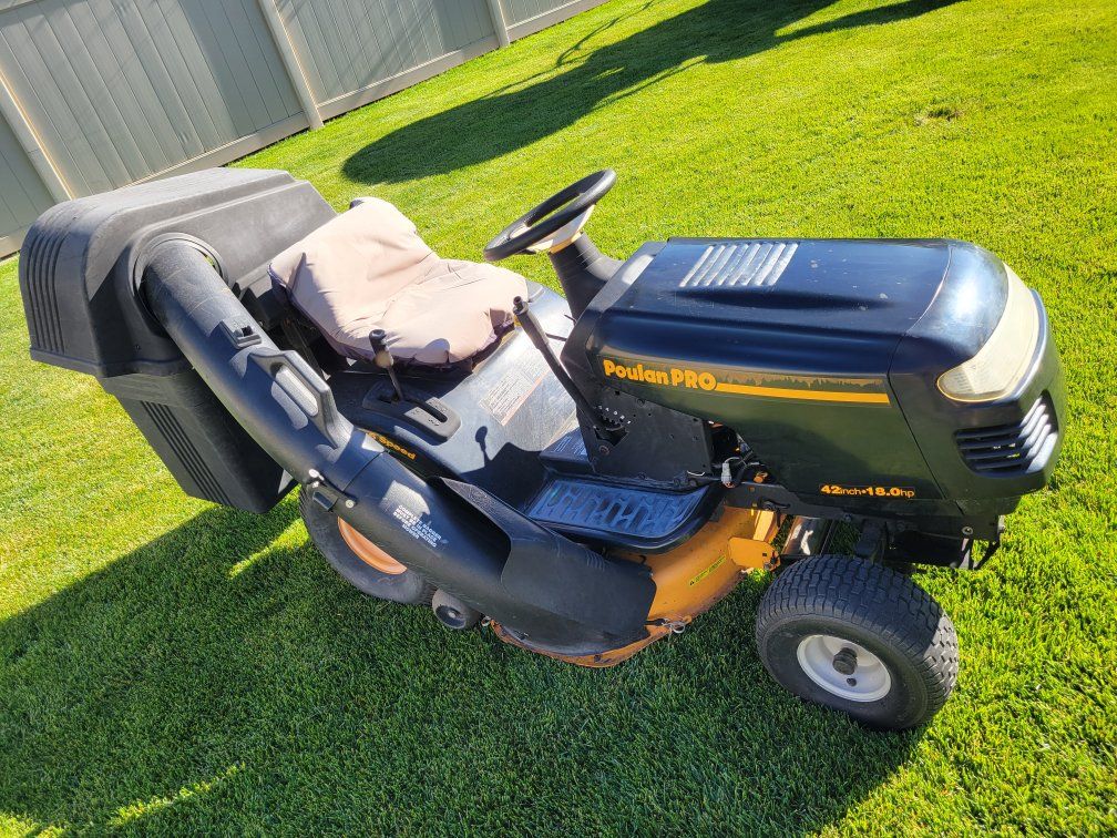 Polan 42-in Riding Mower with Bags