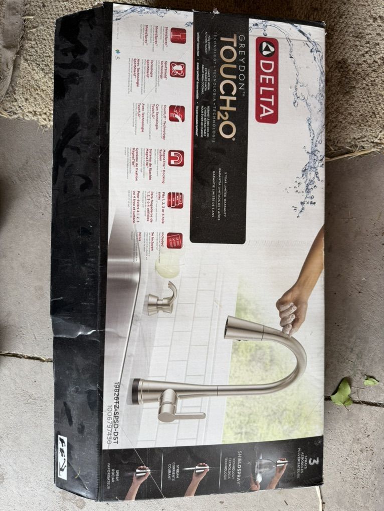 Kitchen faucet/ Delta Touch