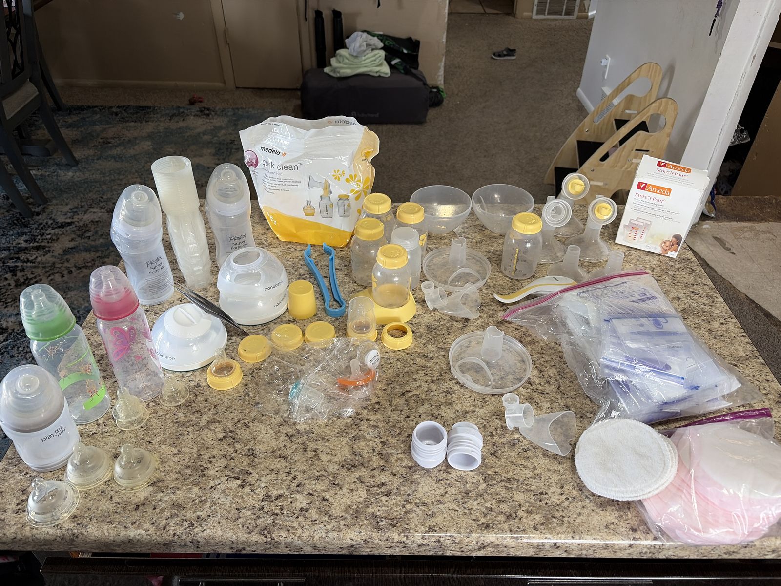 FREE: MASSIVE BABY BOTTLES, BAGS AND PUMP PARTS