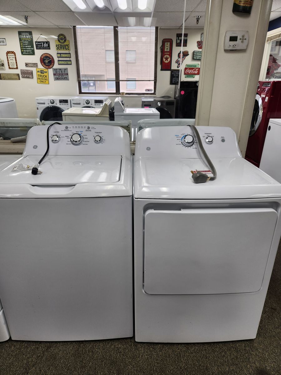 BEAUTIFUL GE TOPLOAD WASHER AND ELECTRIC DRYER SET! W-WARRANTY