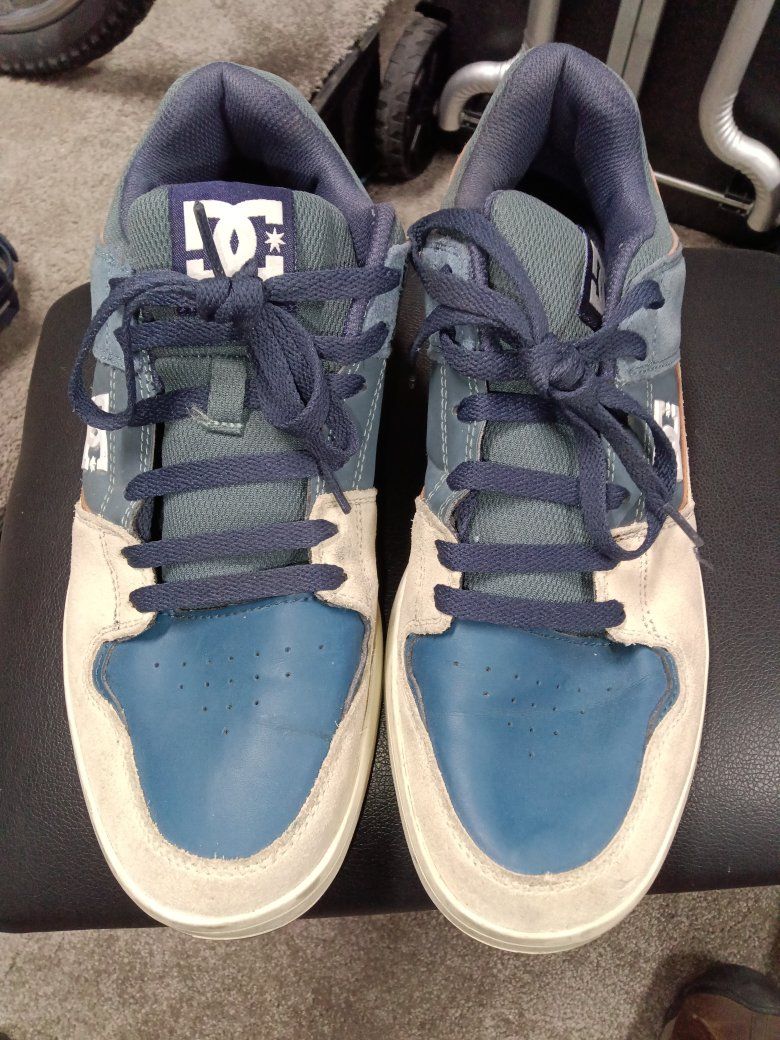 DC men's skateboard style shoes size 11 Like New!