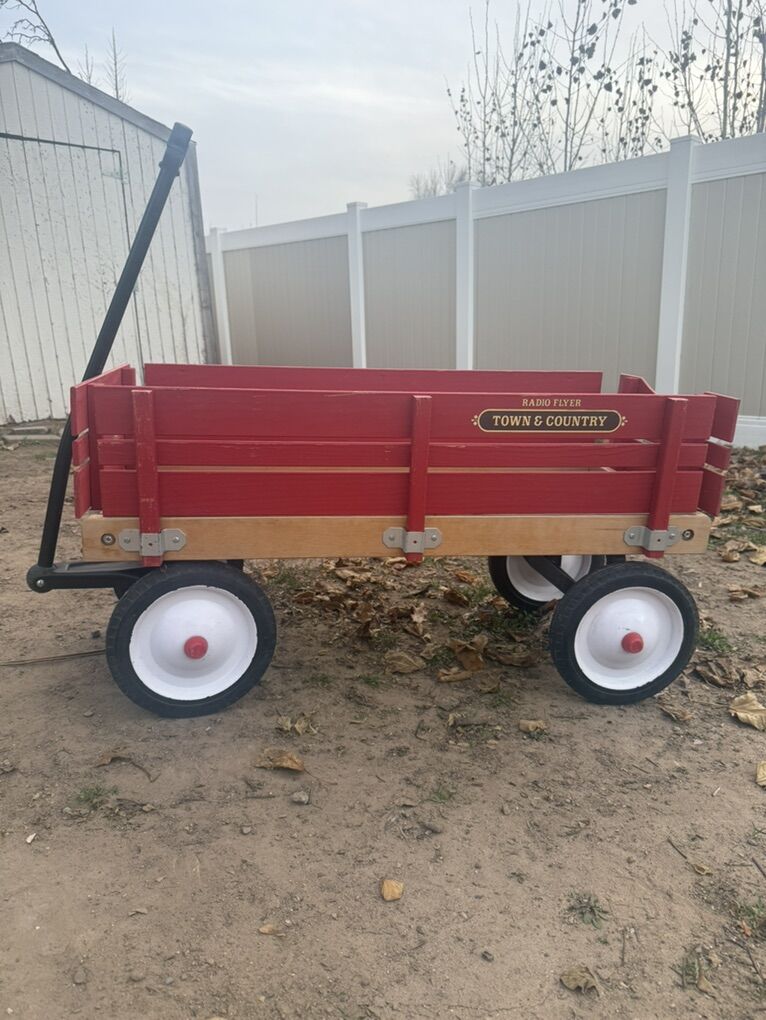 Radio Flyer Town & Country Pull Wagon