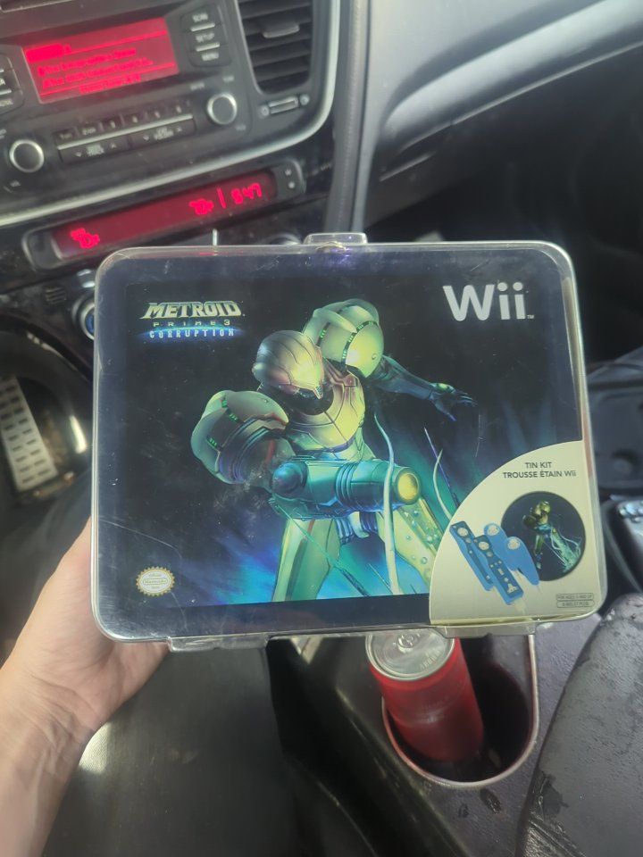 Nintendo Wii Metroid Corruption Tin Kit: Game Wallet, 2 Remote Gloves, 2 Nunchuck Gloves