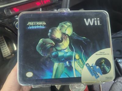 Nintendo Wii Metroid Corruption Tin Kit: Game Wallet, 2 Remote Gloves, 2 Nunchuck Gloves