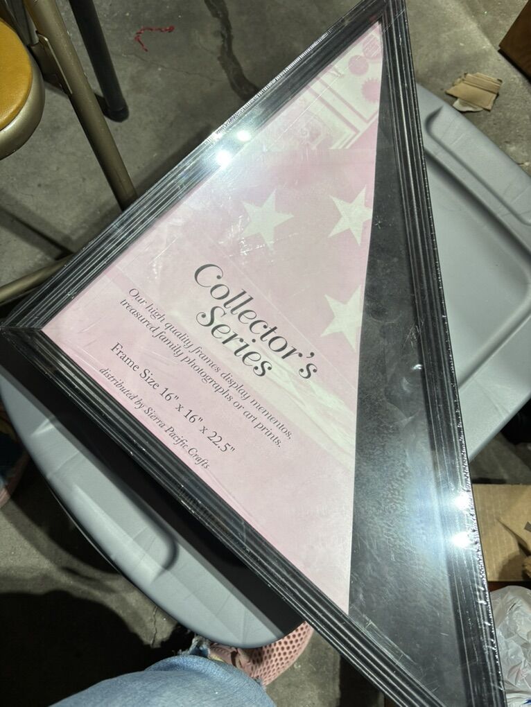 NEW COLLECTORS FLAG HOLDER