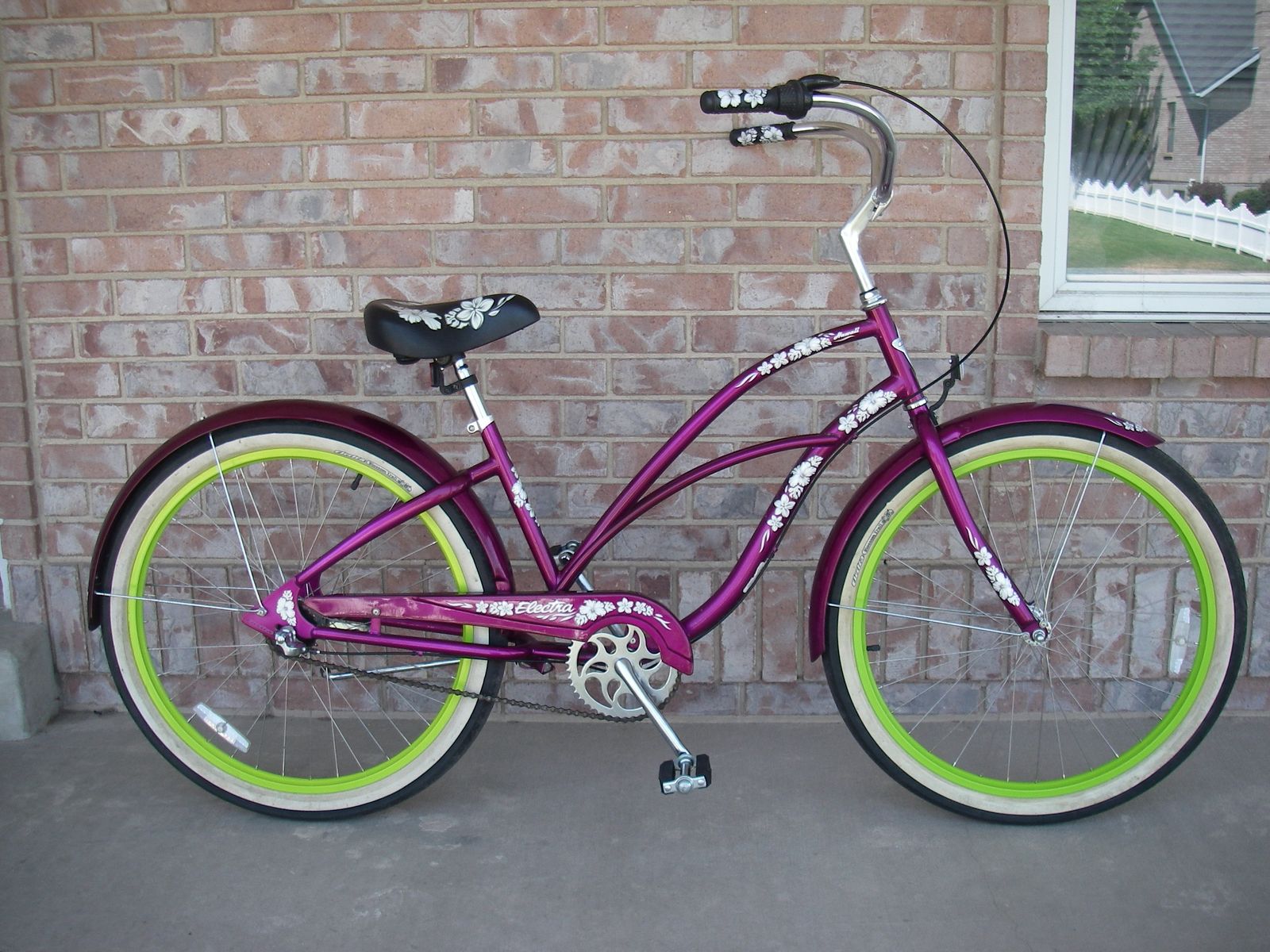 Womens 26” TREK Electra Hawaii Cruiser Comfort Bike, 3-Speed, Foot Brakes, Fenders, Purple
