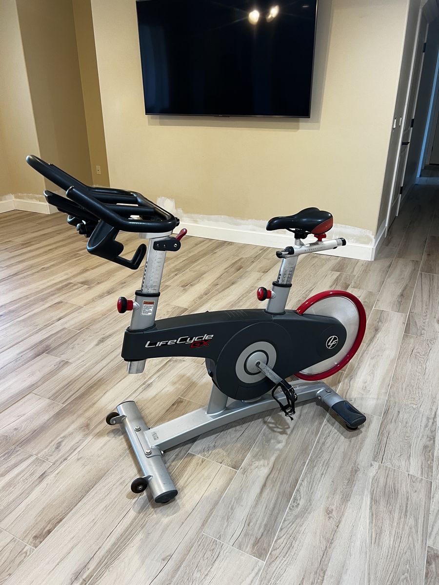 Life Fitness LifeCycle GX Commercial Stationary Upright Exercise Bike - Magnetic Resistance