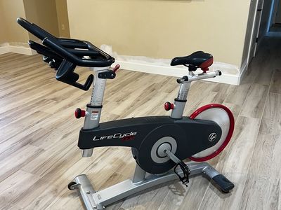 Life Fitness LifeCycle GX Commercial Stationary Upright Exercise Bike - Magnetic Resistance