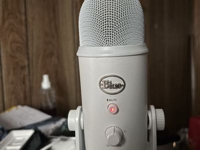Blue Yeti White USB microphone