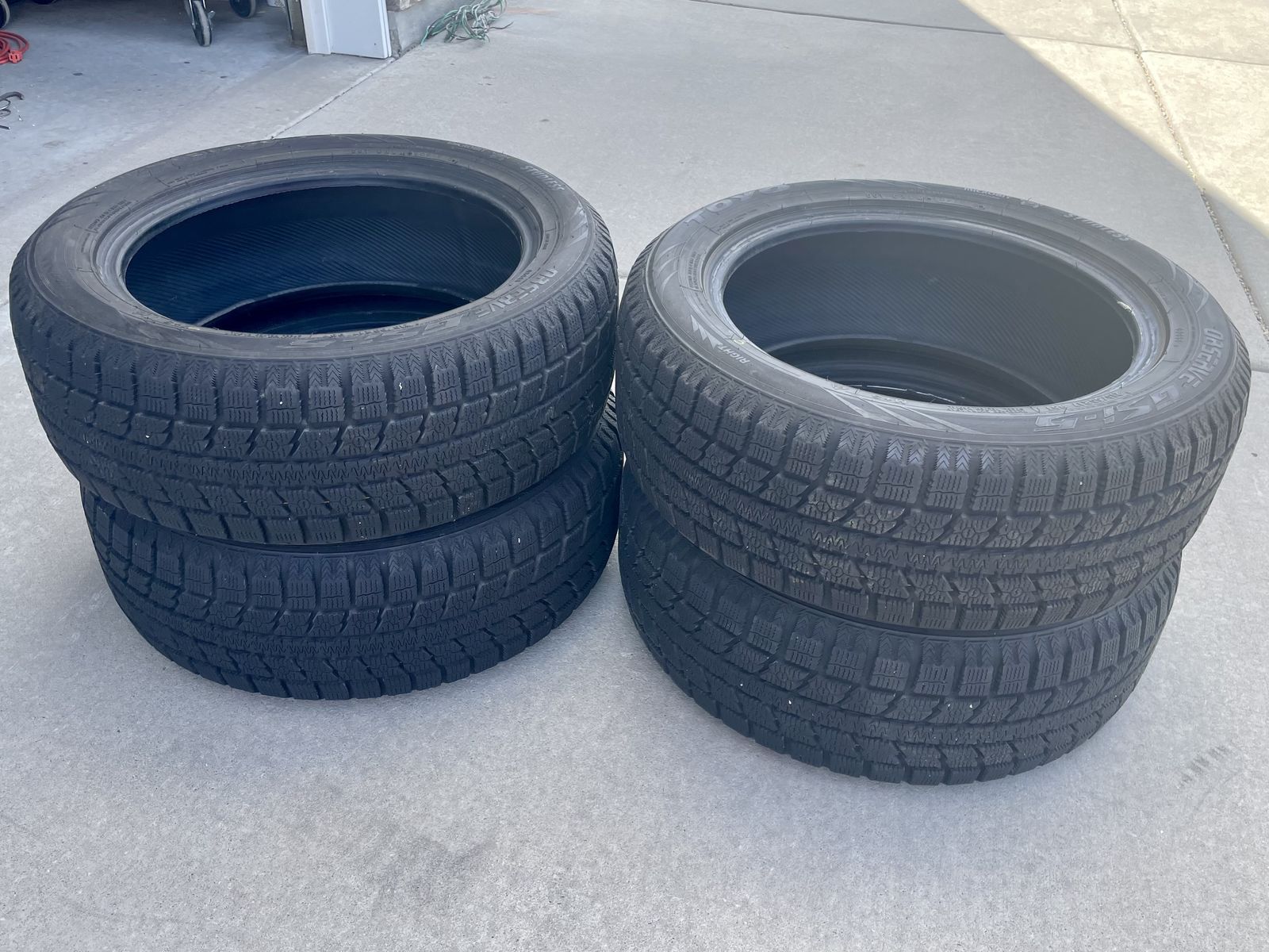 Snow Tires 215/55R17 TOYO OBSERVE GSI-5 Studless