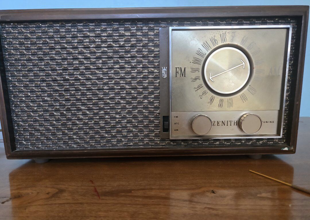 Vintage Zenith AM/FM Tube Radio