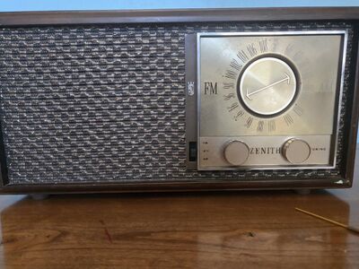 Vintage Zenith AM/FM Tube Radio