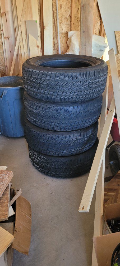Set of 4 Nitto Motivo 275/55R20 117V All-Season Tires