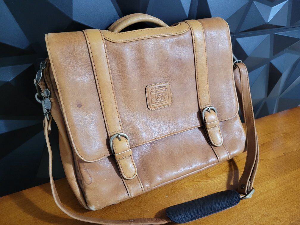 Great quality leather messenger bag
Geoffrey Beene