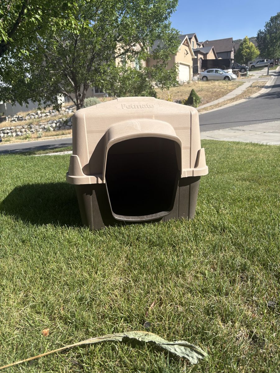 Petmate Dog House - Medium Size (Up to 40lbs), 2-Year-Old, Clean Condition