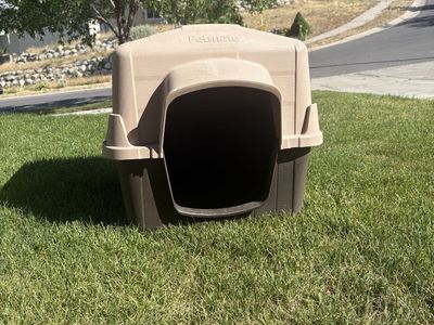 Petmate Dog House - Medium Size (Up to 40lbs), 2-Year-Old, Clean Condition