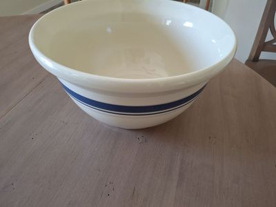 Roseville Ohio Six Quart Ceramic Mixing Bowl-unused