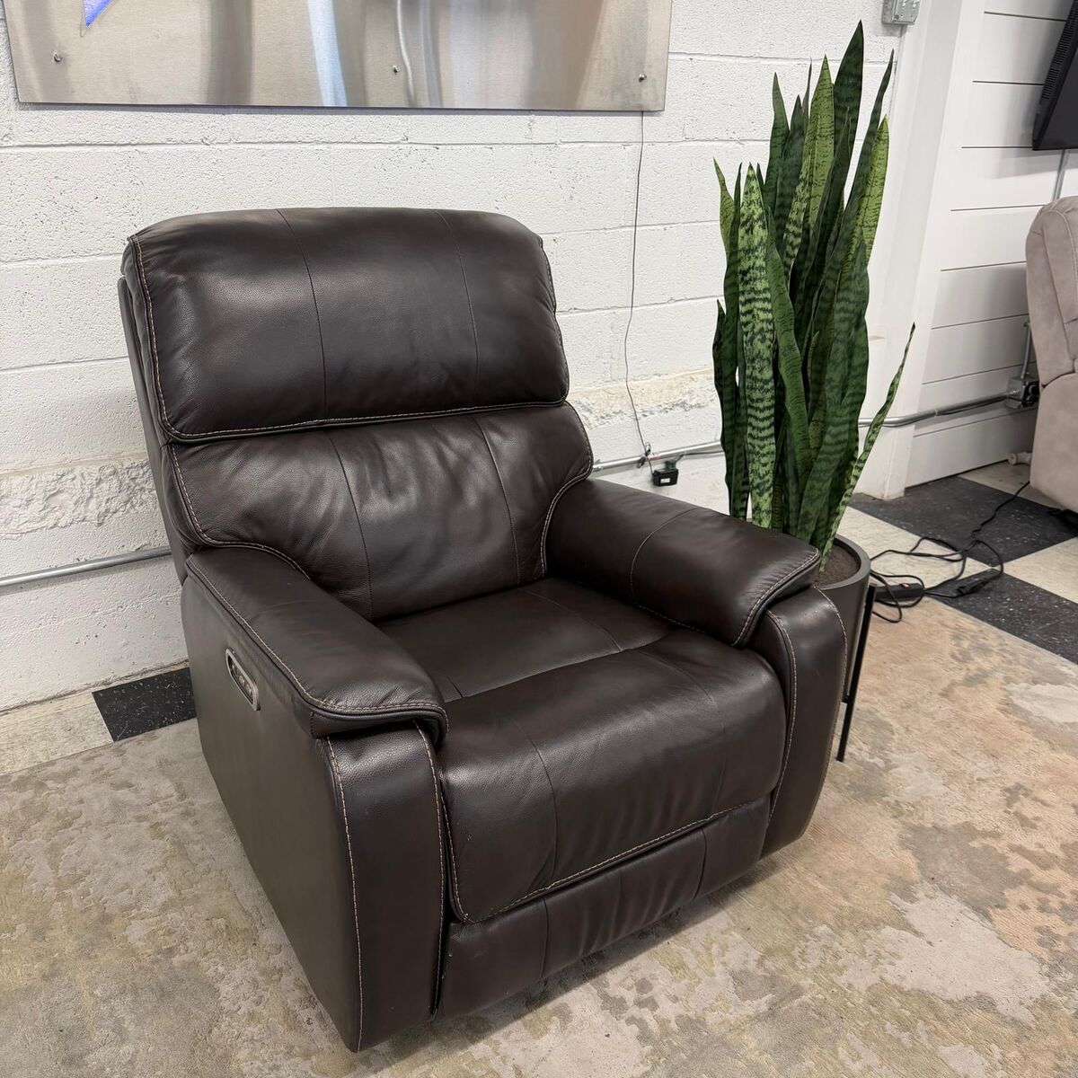 COSTCO BARCALOUNGER LEATHER POWER GLIDER RECLINER W/ POWER ADJUSTABLE HEADREST!!