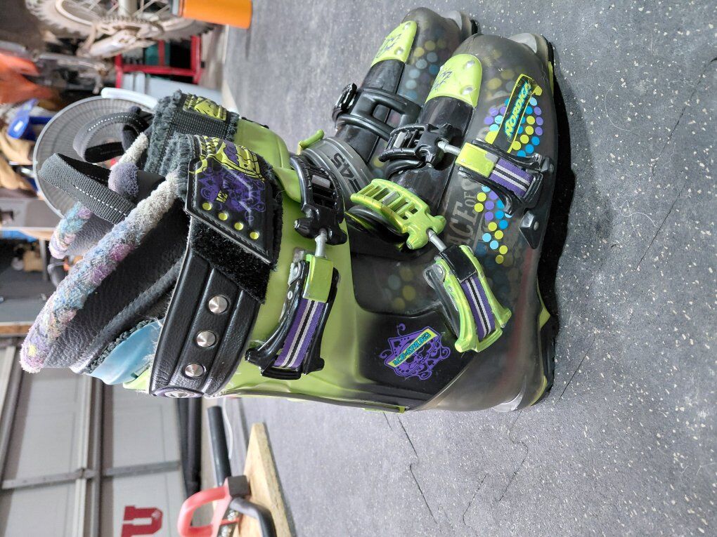 Mens Ace of Spades ski boots 26.5
