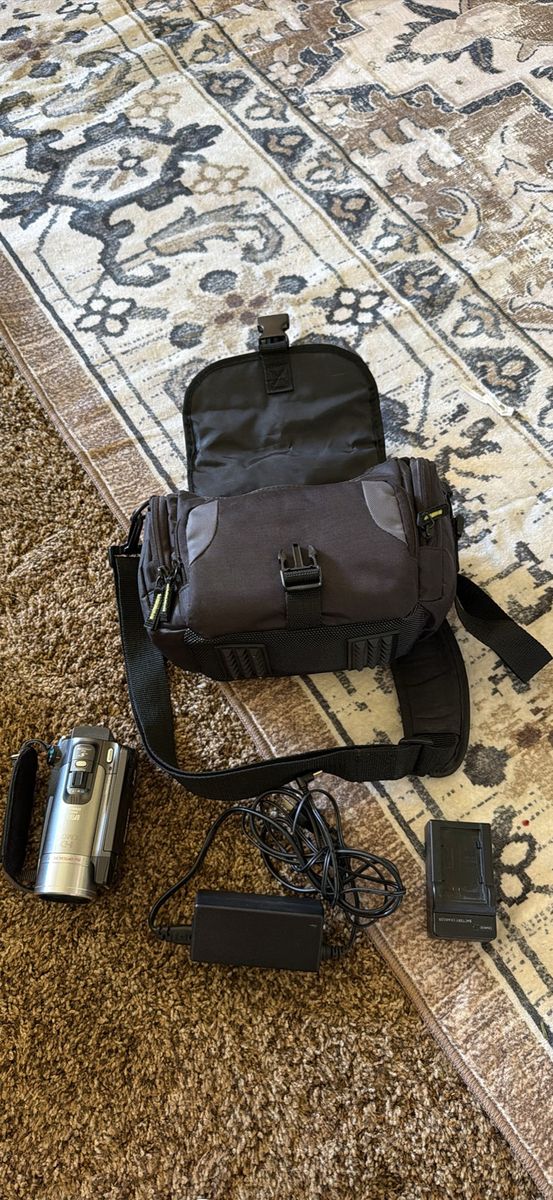 Canon VIXIA HF200 HD Camcorder Bundle with Bag and Charger