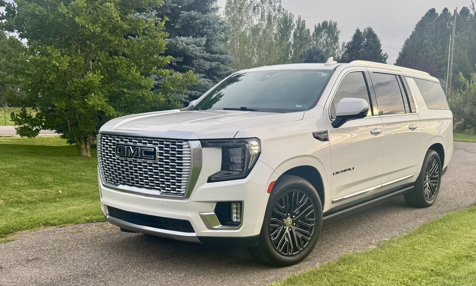 2021 GMC Yukon XL DENALI ULTIMATE, CRYSTAL WHITE TRI-COAT , BLACK OUT EDITION, Full-Size Luxury SUV Used